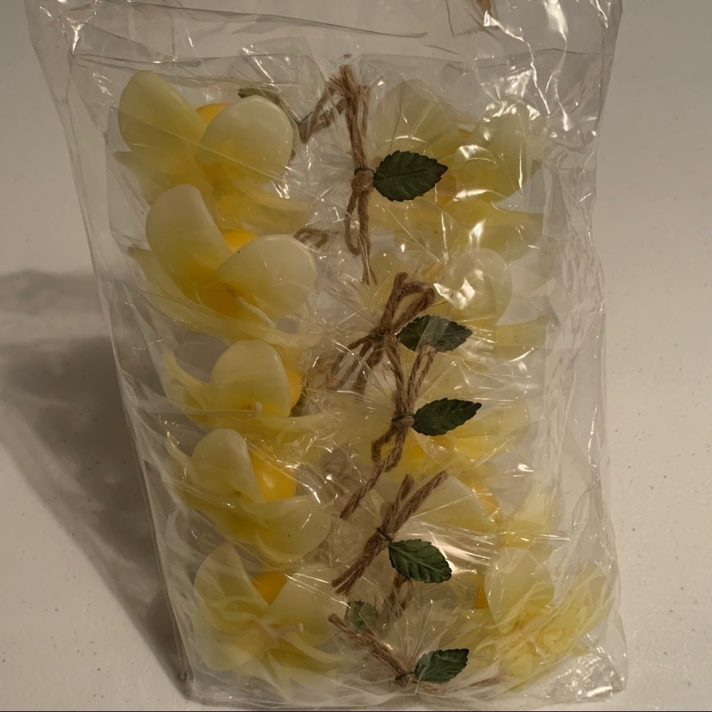 Floating yellow flower candles - Picture 4 of 5